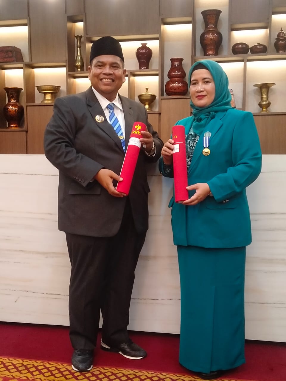 Bupati Padang Pariaman Suhatri Bur dan Ketua TP PKK Kabupaten Padang Pariaman Yusrita Suhatri Bur menerima penghargaan Manggala Karya Kencana (MKK). IST