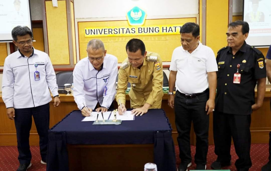 Wali Kota Pariaman Genius Umar menandatangani kerjasama dengan Universitas Bung Hatta untuk program Saga Saja, Selasa (25/7).