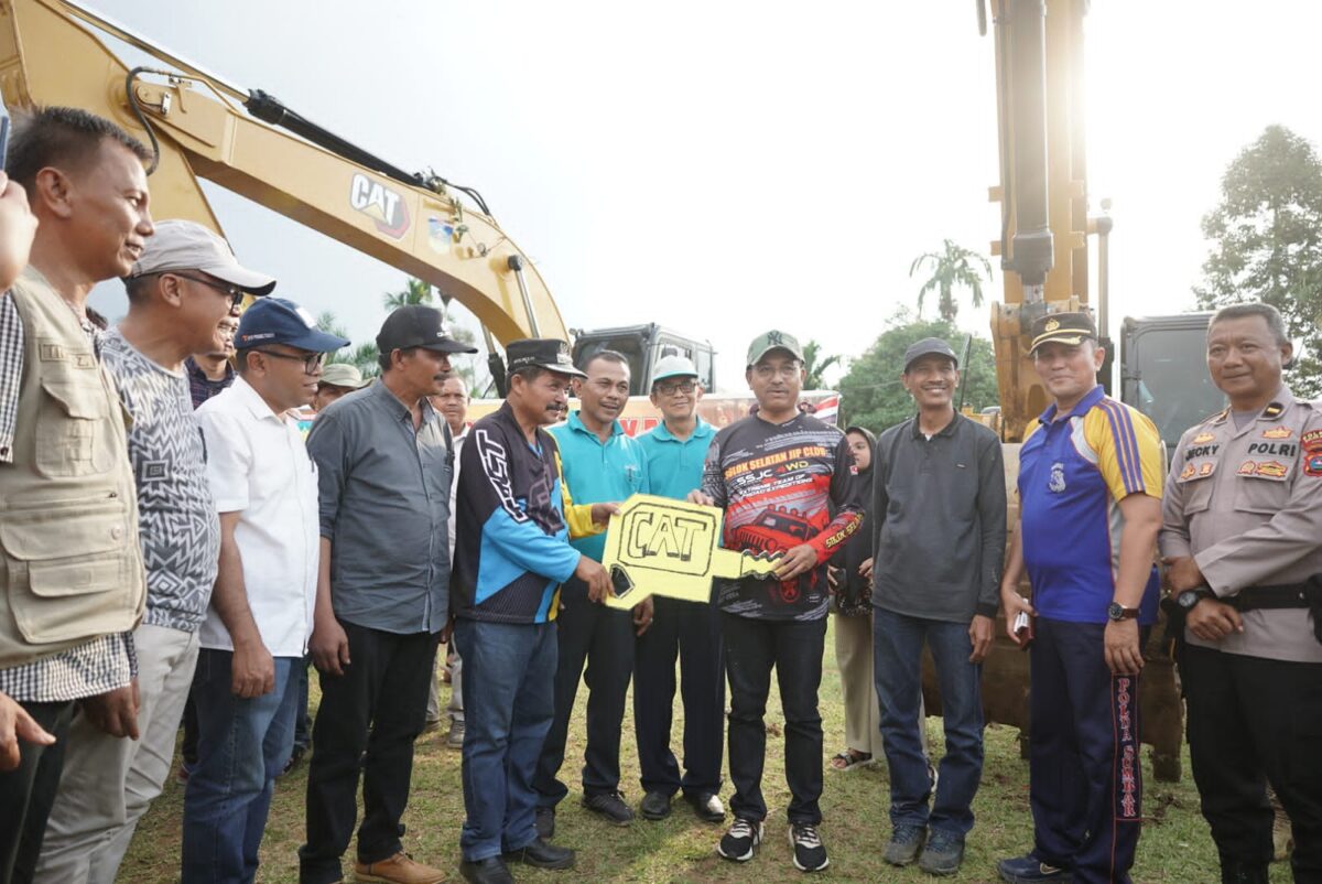 Peresmian perbaikan jalan Sungkai-Talao oleh Pemkab Solsel di Lapangan Mercu Sungai Kunyit, Kecamatan Sangir Balai Janggo, Solsel, Sabtu (29/7) lalu. IST