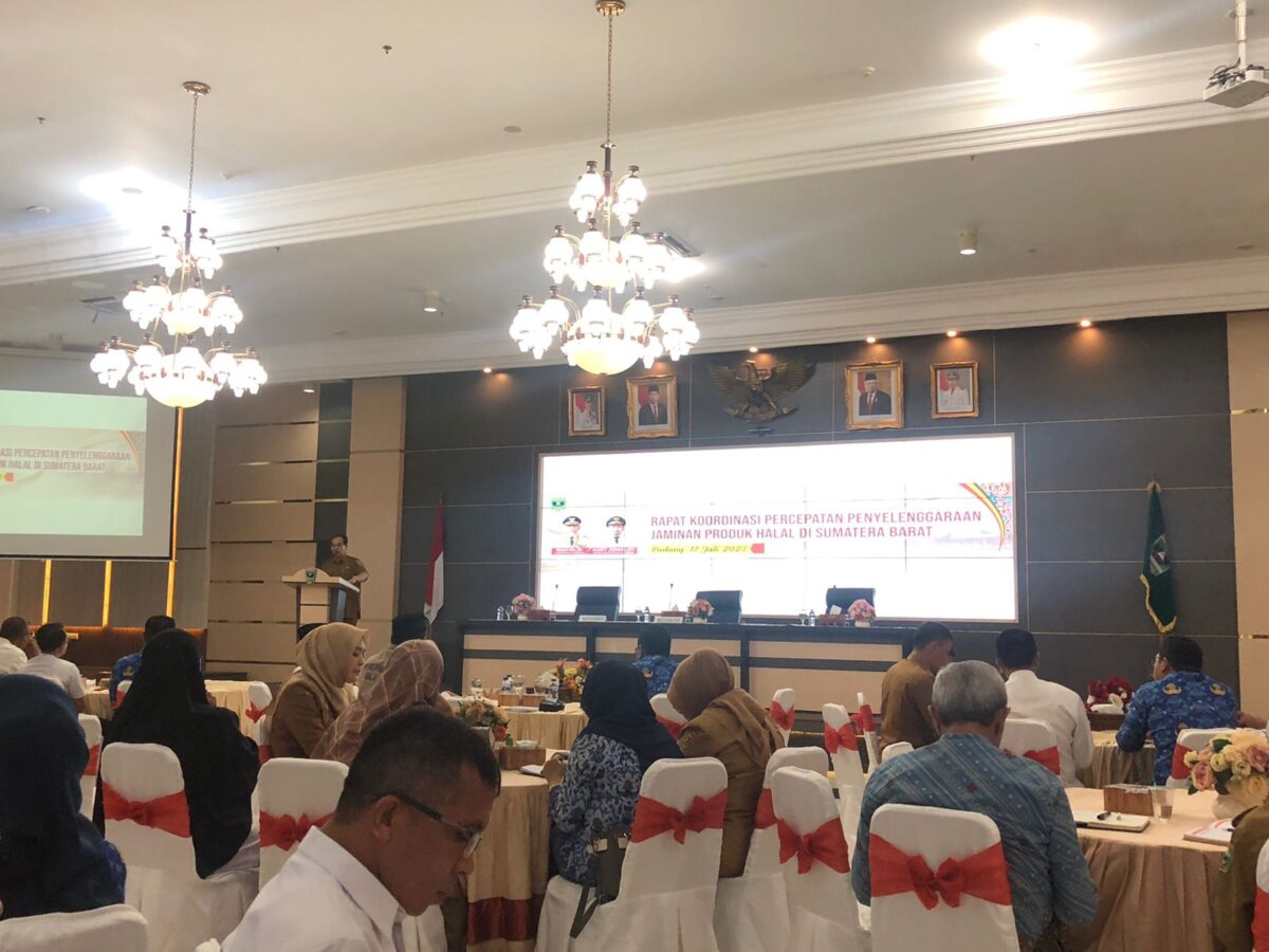 Staf Ahli Bidang Pembangunan Kemasyarakatan dan Sumber Daya Sumbar, Erinaldi memberikan sambutan saat Rapat Koordinasi Percepatan Penyelenggaraan Jaminan Produk Halal di Sumbar, yang berlangsung di Auditorium Gubernuran, Senin (17/7). IST