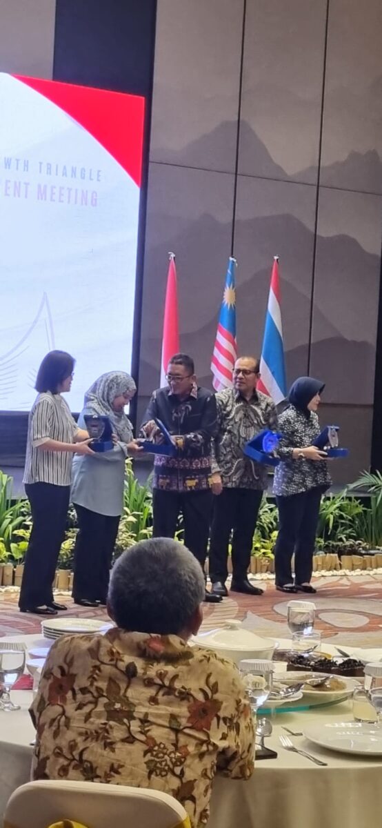 Foto bersama penyerahan cenderamata dari Pemko Padang kepada delegasi IMT-GT WG-E