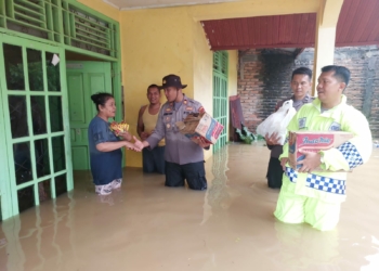 Gerak Cepat Bantu Masyarakat, Kapolsek Koto Tangah Berbasah-Basah