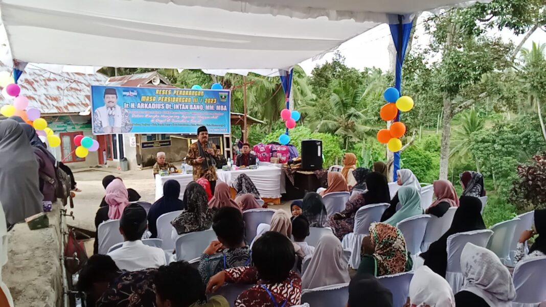 Arkadius saat menyapa masyarakat Pagaruyung saat melaksanakan reses masa sidang III. REZKY