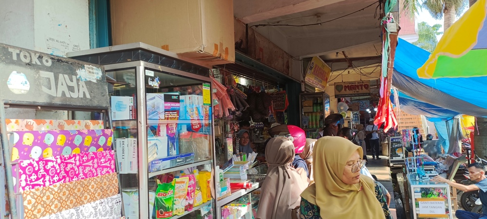 Aktivitas jual beli cukup sepi pada salah satu toko buku yang berlokasi di pusat Kota Batusangkar, Kamis (13/7). Rezky