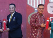 Bupati Sijunjung Benny Dwifa Yuswir Bersama Ketua TP PKK  Riri Benny Dwifa Raih Penghargaan Manggala Karya Kencana dari BKKBN RI