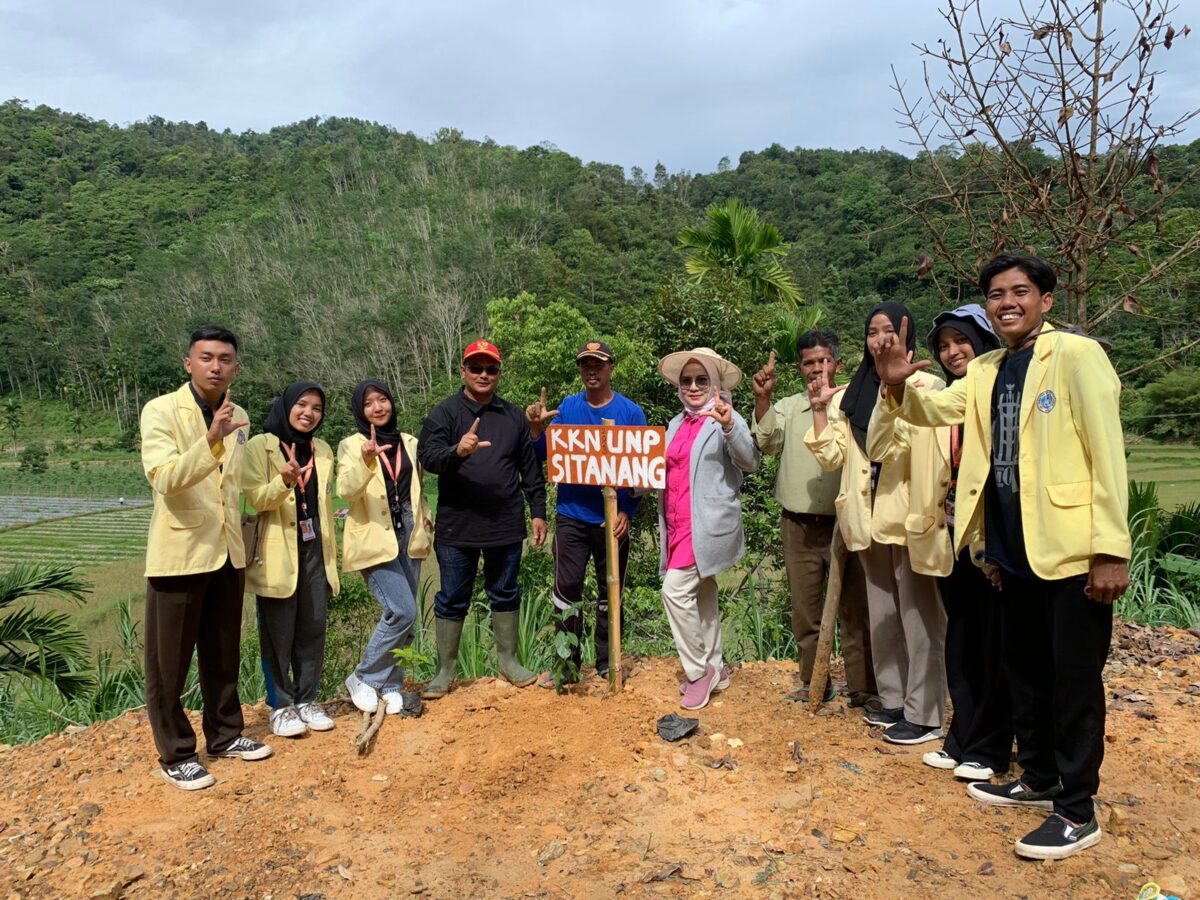 Mahasiswa KKN UNP tanam 2.000 pohon di Nagari Sitanang. IST