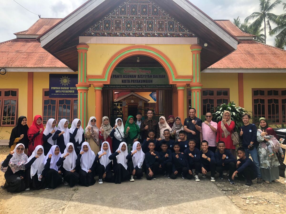 Rida Ananda bersama Kepala Dinas Sosial Irwan Suwandi melepas kontingen Jambore LKSA dan PSAA Kota Payakumbuh di halaman Panti Asuhan ‘Aisyiah, Sabtu (22/7). IST