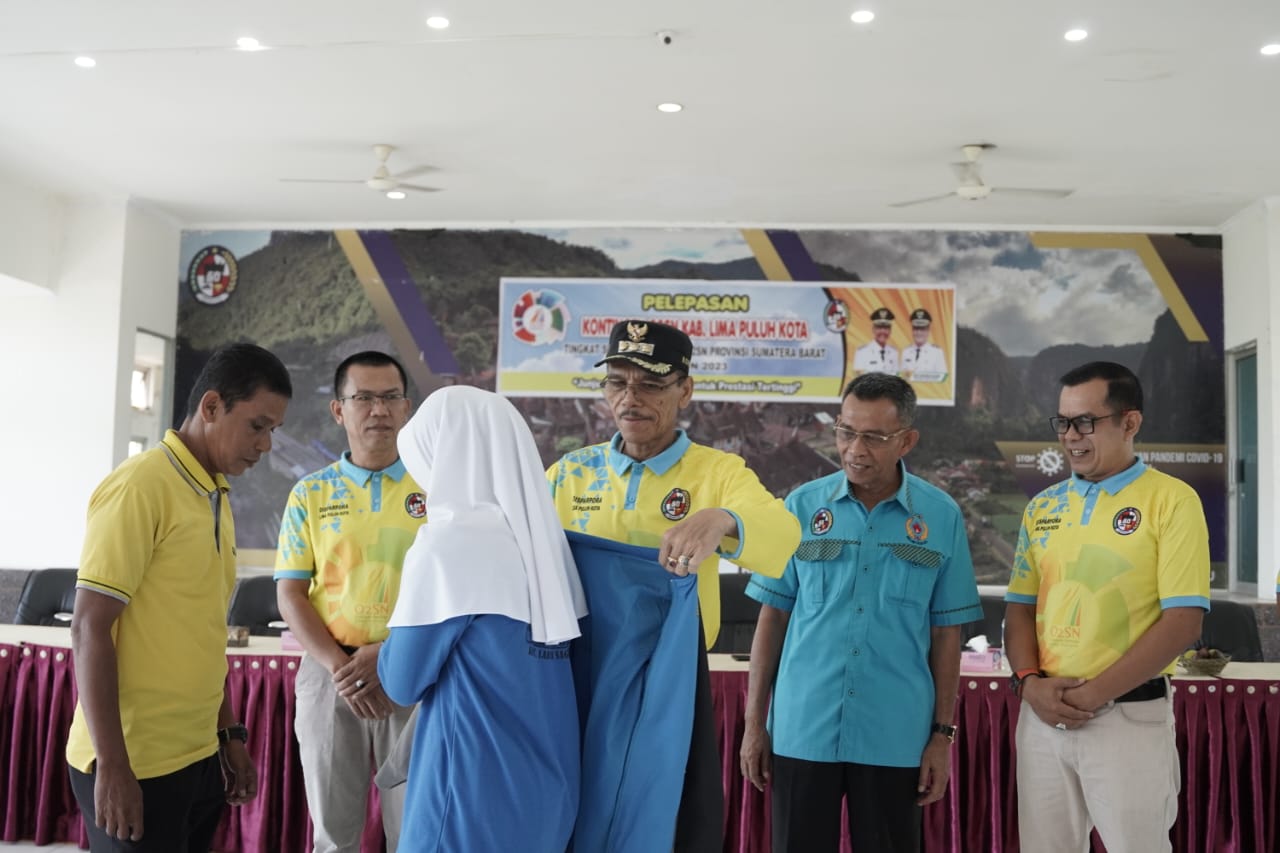 Bupati Lima Puluh Kota Safaruddin Dt. Bandaro Rajo melepas atlet O2SN ke tingkat provinsi. ist