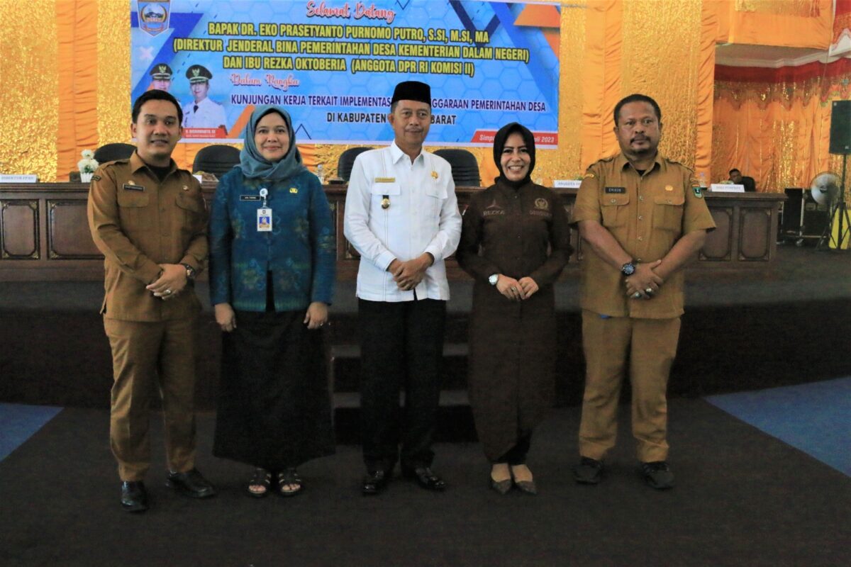 Anggota DPR RI, Rezka Oktoberia saat kunker ke Pasbar dan berfoto bersama dengan Wakil Bupati Risnawanto. OSNIWATI