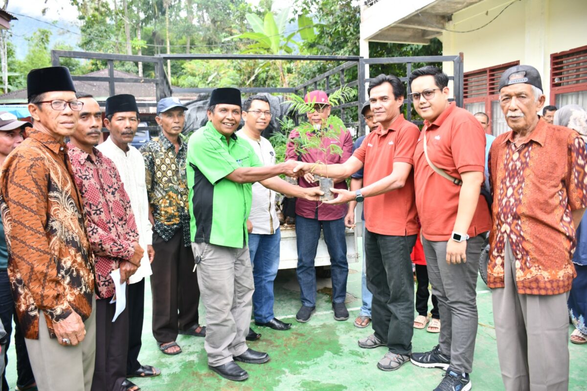 PT Semen Padang menyerahkan bantuan bibit kaliandra kepada kelompok tani di salingka Danau Maninjau, Kabupaten Agam, Jumat (21/7) kemarin. IST