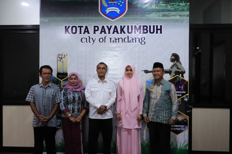 Afifah Rinra Putri saat dilepas Rida Ananda berangkat ke pemusatan latihan Paskibraka Nasional. IST