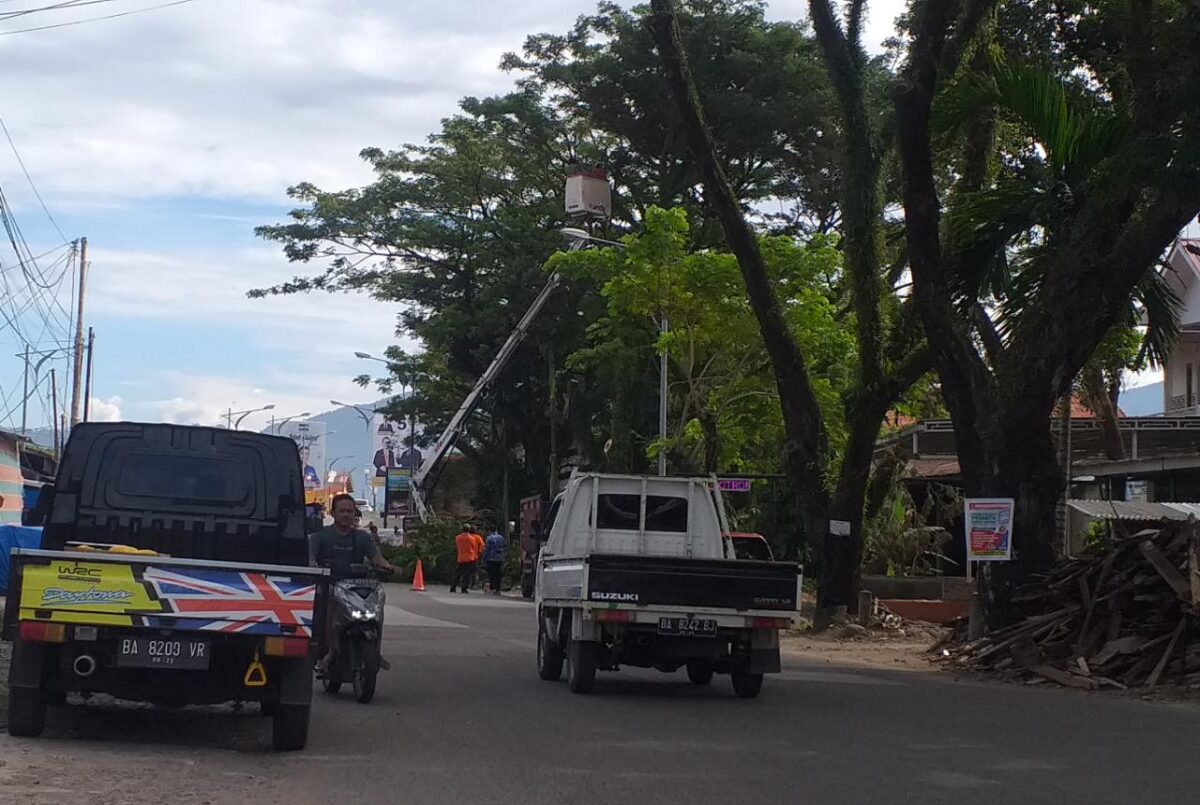 Petugas melakukan peremajaan pohon pelindung di dekat Jembatan Siteba Kecamatan Nanggalo, Kota Padang. Senin (17/7) YESI