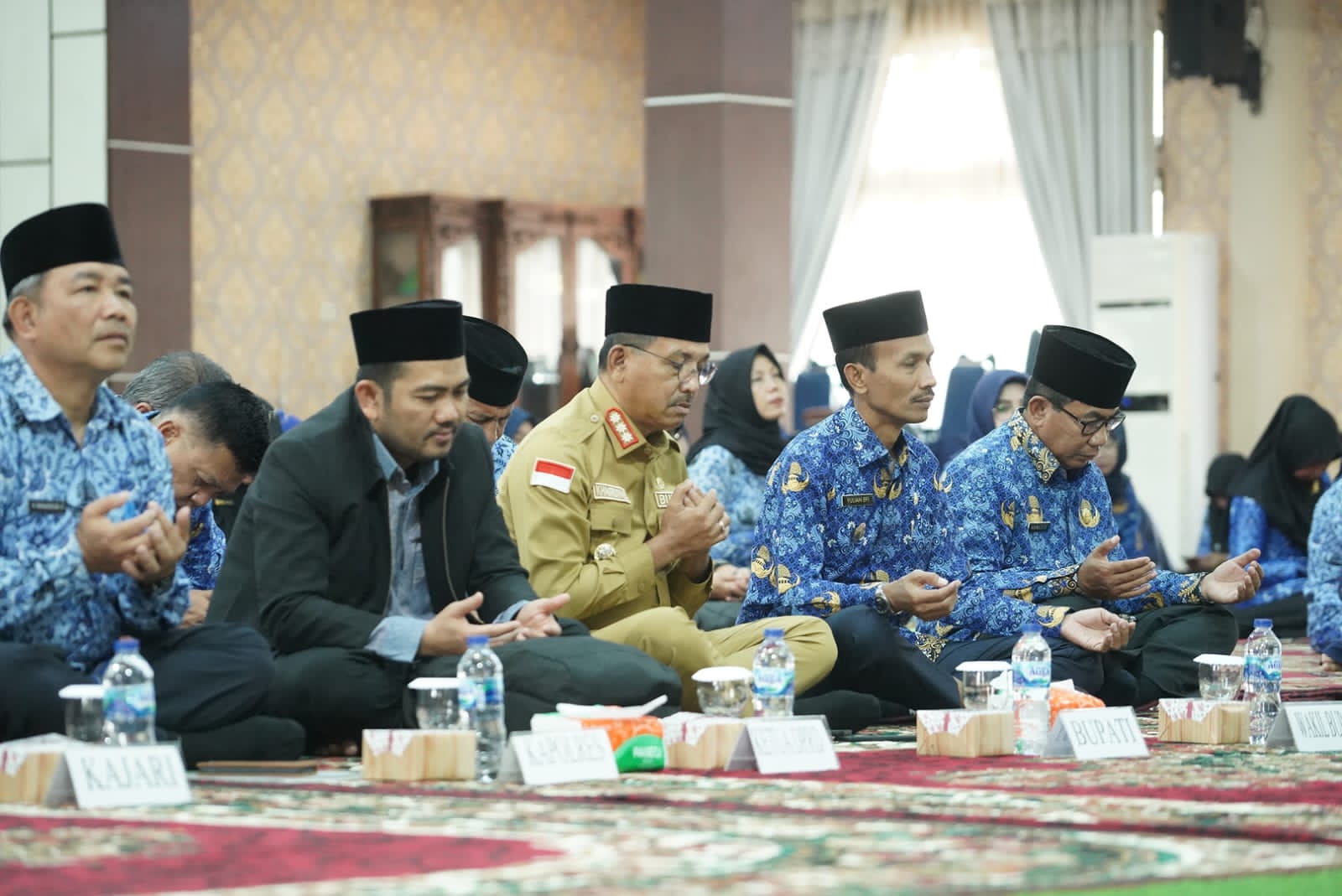 Pemkab Solsel bersama seluruh jajaran mendengarkan tausiah dan berdoa bersama dalam peringatan 1 Muharram 1445 Hijriah di Aula Sarantau Sasurambi, Senin (17/7). IST