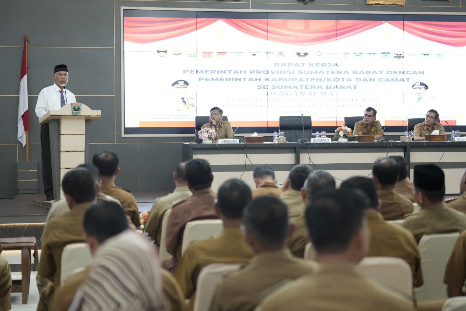 Gubernur Sumbar, Mahyeldi memberikan sambutan saat Rapat Kerja Pemprov Sumbar dengan Pemerintah Kabupaten/Kota dan Camat se-Sumbar di Auditorium Gubernuran. Selasa (25/7). IST