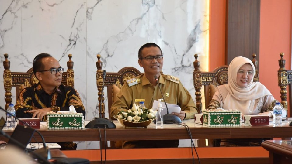 Wali Kota Pariaman, Genius Umar didampingi Kepala DP3AKB, Lucyanel Arlym saat peluncuran KPAD Pariaman, Rabu (5/7). IST