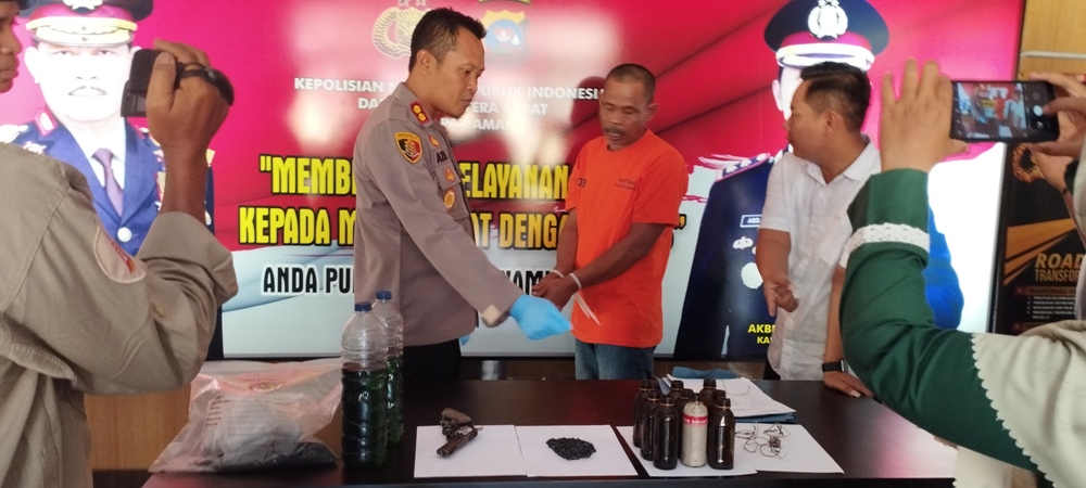 Kapolres Pariaman AKBP Abdul Azis memperlihatkan barang bukti berupa botol yang merupakan bom rakitan saat pers rilis di Makopolres Pariaman, Rabu (12/7).  Yuhendra