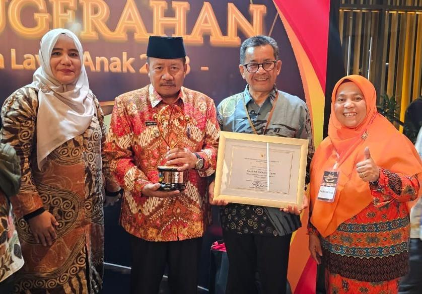 Bupati Agam Andri Warman menerima penghargaan KLA di Ballroom Hotel Padma Semarang, Sabtu (22/7). IST