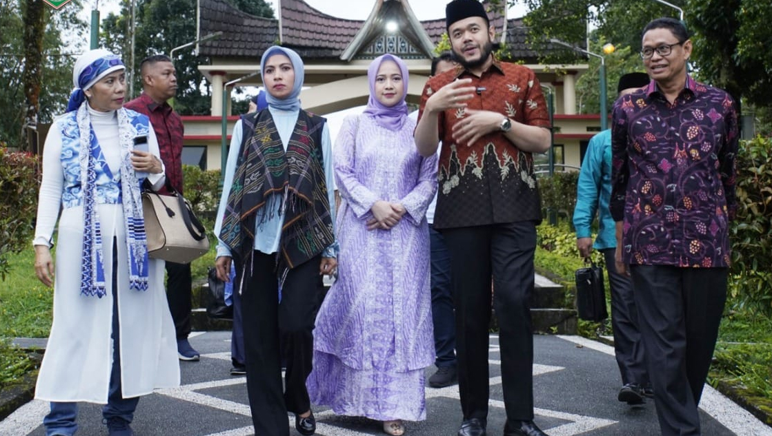 Istri Menteri Investasi Badan Koordinasi Penanaman Modal Sri Suparni Bahlil Lahadalia didampingi Wali Kota Fadly Amran beserta istri dan jajaran saat meninjau persiapan kegiatan Dekranas di Padang Panjang. IST