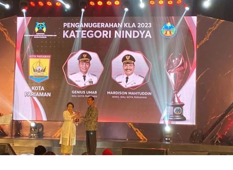 Wali Kota Pariaman Genius Umar saat menerima penghargaan Kota Layak Anak Kategori Nindya dari Kementerian PPPA. IST