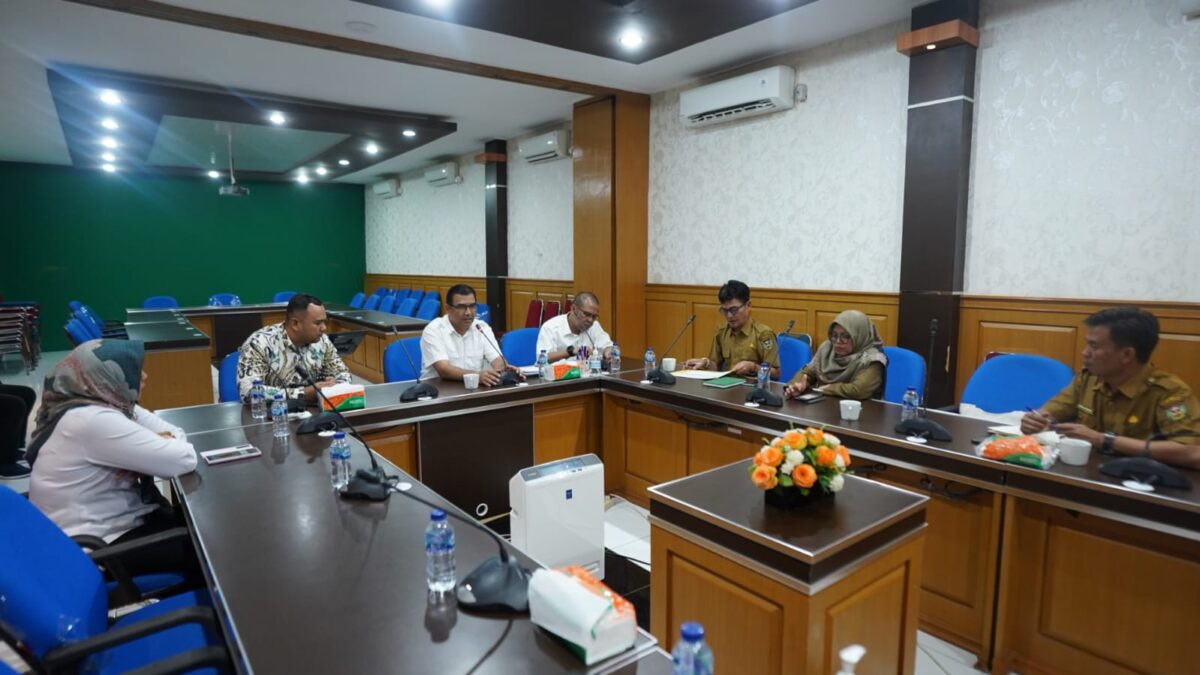 Bupati Sijunjung Benny Dwifa beserta jajaran berdialog dengan Kepala BPJN Sumbar Thabrani terkait percepatan peningkatan Infrastruktur di wilayah Kabupaten Sijunjung. IST