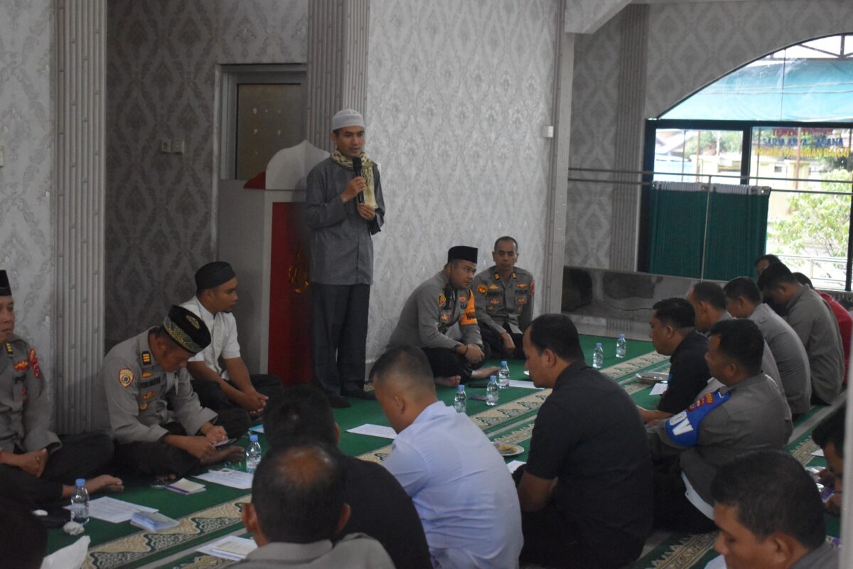 Kompol Chairul Amri Nasution, para Kabag, Kasat, Kasi, Pama, ASN Polri, PHL serta personel Polres Pasaman Barat dalam kegiatan Binrohtal. Osniwati