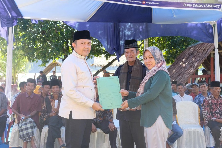 Anggota DPRD Sumbar, Muhayatul saat sosialisasi Peraturan Daerah (Perda) Nomor 1 Tahun 2020 tentang Penyelenggaraan Pariwisata Halal di Nagari Sungai Pinang Kecamatan Koto XI Tarusan, pekan lalu. IST
