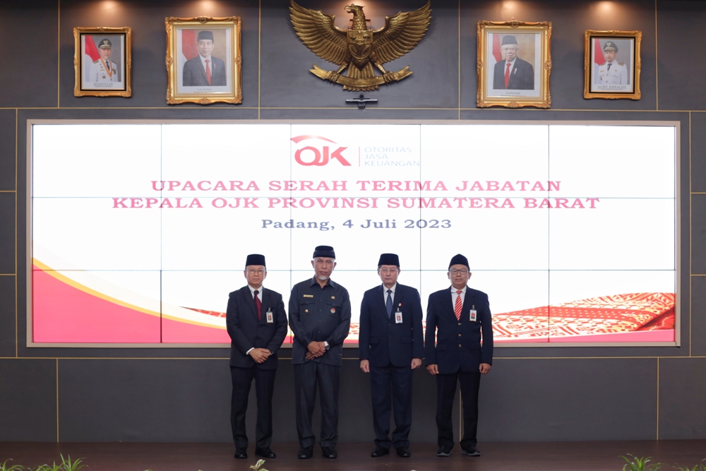 Untung Santoso resmi menjabat Kepala OJK Provinsi Sumbar menggantikan Yusri yang telah memasuki masa purnabakti di Auditorium Gubernur Sumatera Barat, Selasa (4/7). IST