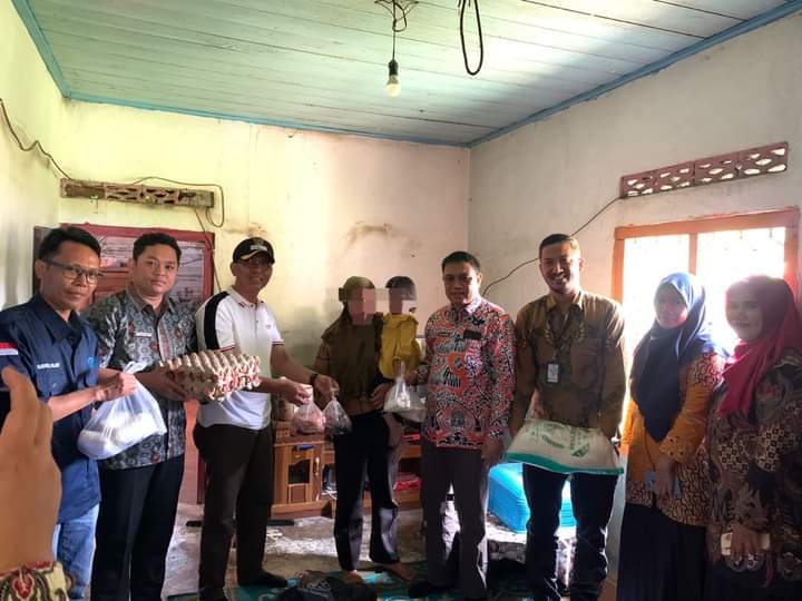 Dinas Kominfo Kabupaten Dharmasraya saat mengunjungi keluarga binaan di Nagari Tebing Kecamatan Pulau Punjung. BADRI.