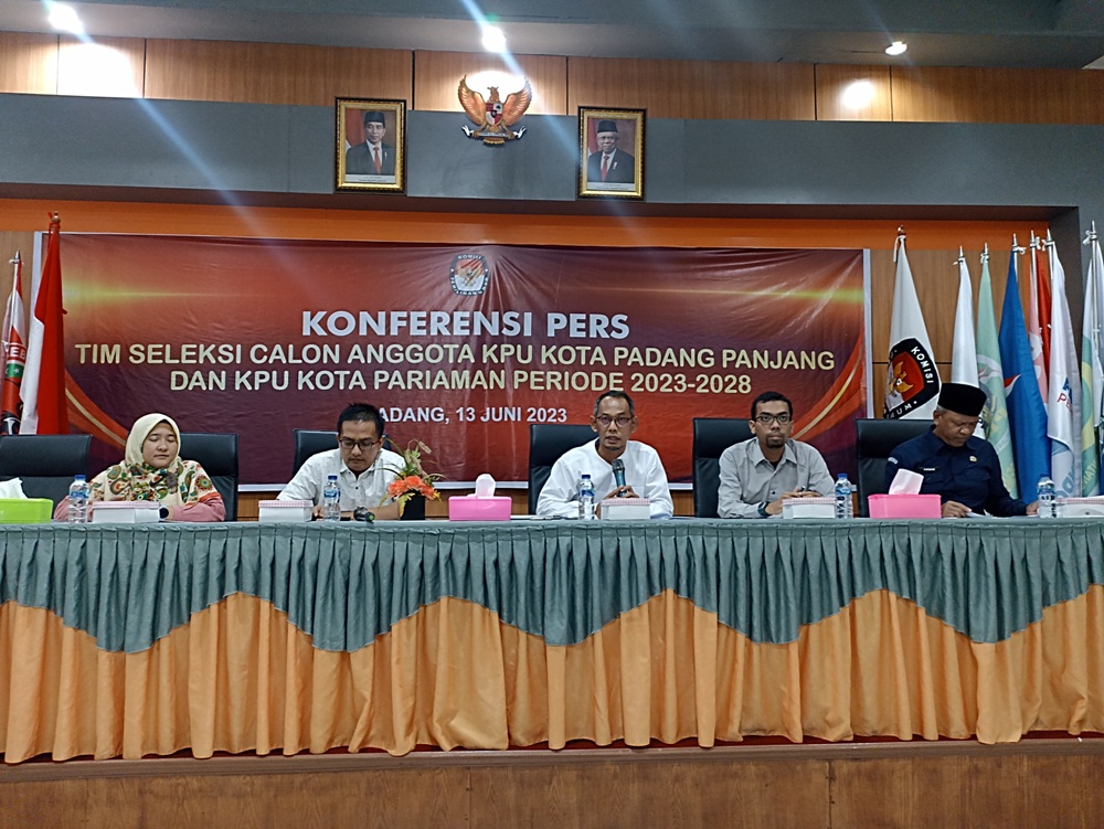 Timsel membuka pendaftaran calon anggota KPU Padang Panjang dan Pariaman, di Aula KPU Sumbar, beberapa waktu lalu. FARDIANTO