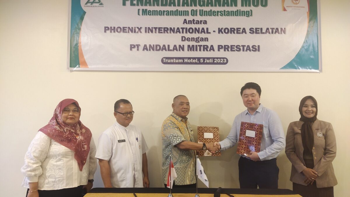Dirut PT AMP H. Tafyani Kasim bersalaman dengan President Direktur Phoenix International Mr. Stephen Park Junghyun usai menandatangani MoU penempatan PMI ke Korsel yang disaksikan Kepala Disnakertrans Sumbar Nizam Ul Muluk di Hotel Truntum Padang, Rabu (5/7). AFRIANITA