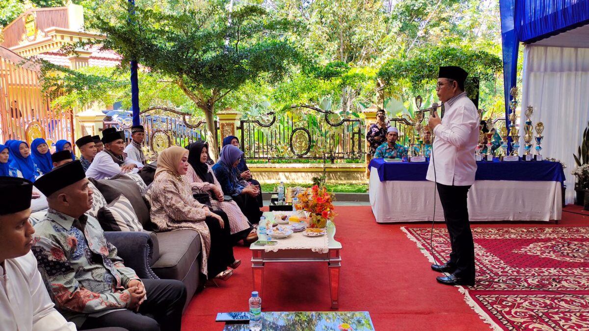 Bupati Solok Epyardi Asda saat membuka acara yasinan dan qasidah rabana, Sabtu (29/7)