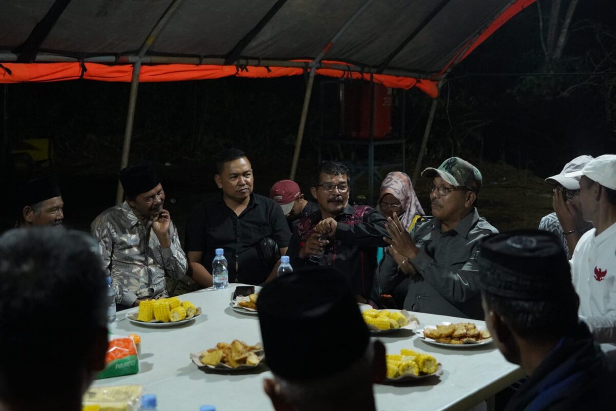 Bupati dan Wabup Solsel, Khairunas dan Yulian Efi didampingi jajaran melakukan temu ramah dengan para ninik mamak Sangir Balai Janggo di Lapangan Mercu Nagari Sungai Kunyit, Solok Selatan, Sabtu (29/7). IST
