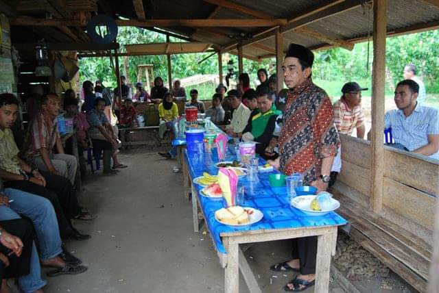 Asyirwan Yunus dalam sebuah pertemuan dengan masyarakat