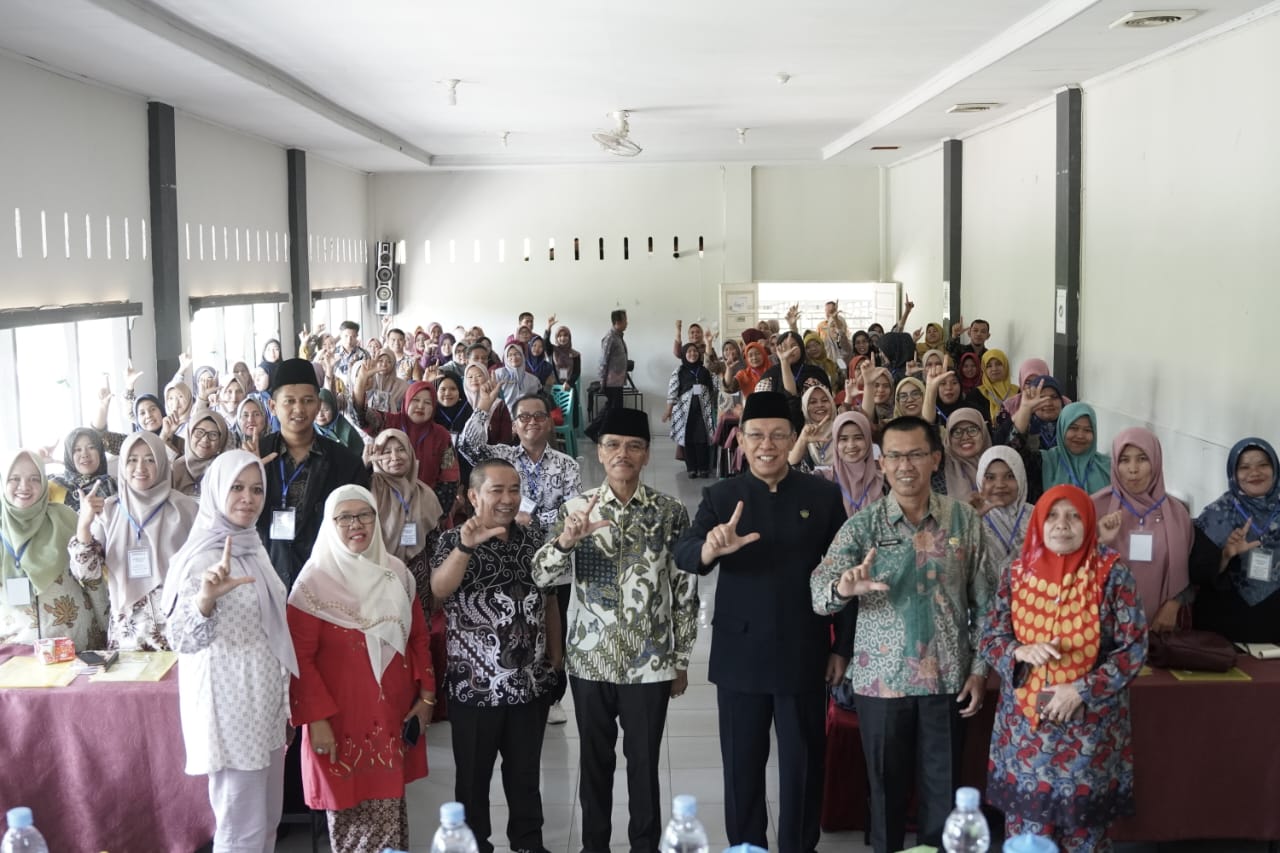 Bupati Lima Puluh Kota Safaruddin Dt. Bandaro Rajo saat menghadiri Bimtek untuk guru Mulok BAM. IST