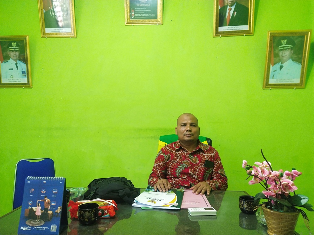 Ketua Baznas Pasbar, Devi Irawan saat ditemui di ruangan kerjanya, beberapa waktu yang lalu. OSNIWATI