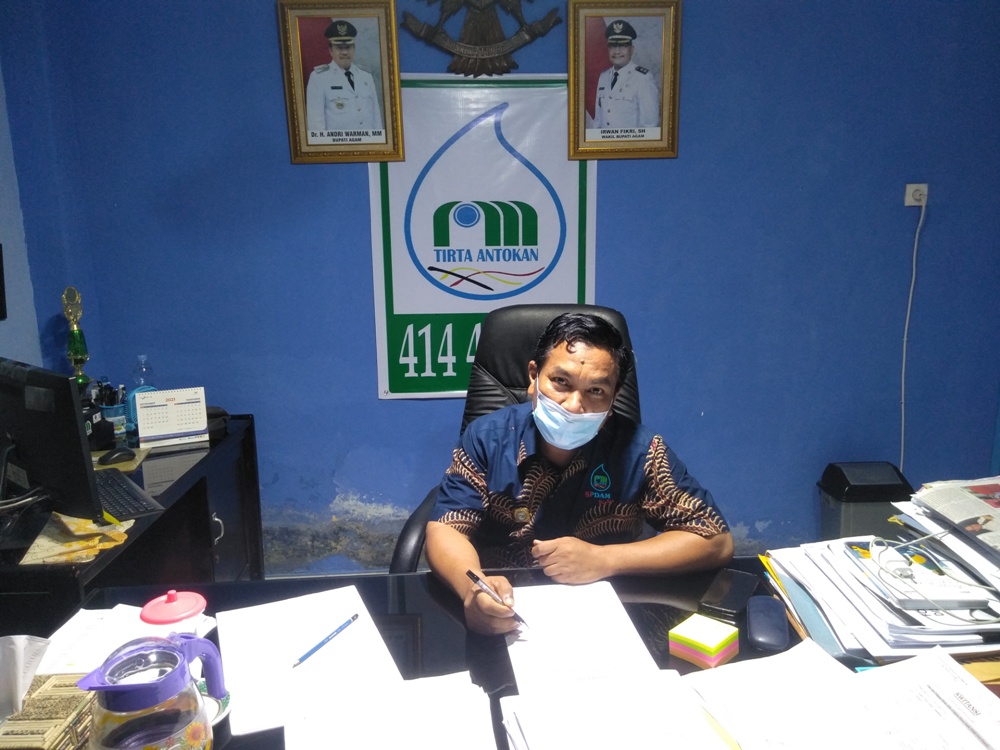 Direktur PDAM Tirta Antokan Agam, Hendri Chaidir saat ditemui di kantornya pada Kamis (6/7). PERI