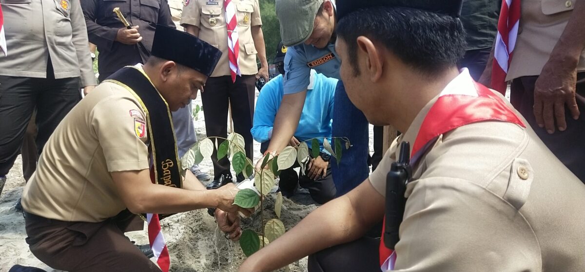Kepala Kejari Pasbar, Muhammad Yusuf Putra bersama para anggota pramuka melakukan aksi penanaman pohon pelindung di Pantai Sikabau. OSNIWATI