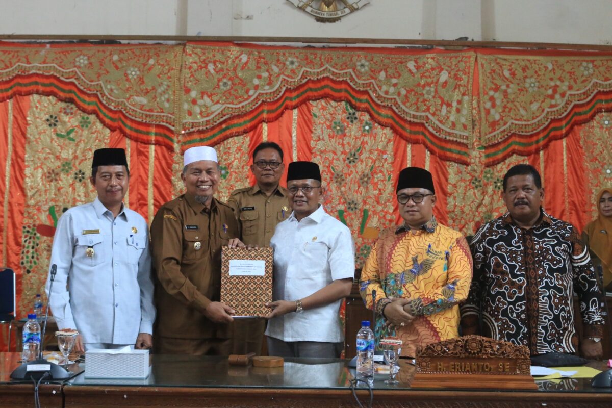 Ketua DPRD Pasbar, Erianto didampingi oleh kedua wakil ketua DPRD menerima nota Pengantar Laporan Pertanggungjawaban Pelaksanaan APBD 2022. OSNIWATI