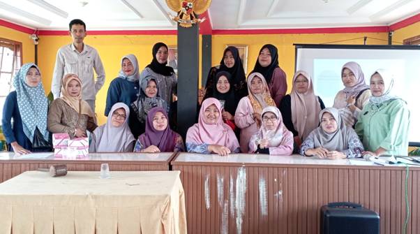 Tim Pengabdian Kepada Masyarakat (PKM) Politeknik Negeri Padang (PNP) mengajarkan masyarakat Nagari Sumanik, Kecamatan Salimpaung, Kabupaten Tanah Datar, memanfaatkan limbah jahit menjadi barang bernilai ekonomi.IST