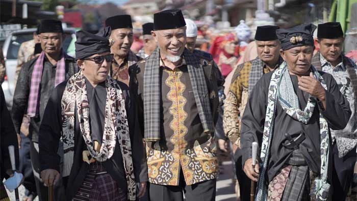 Gubernur Sumbar Hadiri Batagak Gala Ryan Dahniel Datuak Ampang Basa, Dubalang Suku Jambak Nagari Talang, Kabupaten Solok, Sabtu (22/7). IST