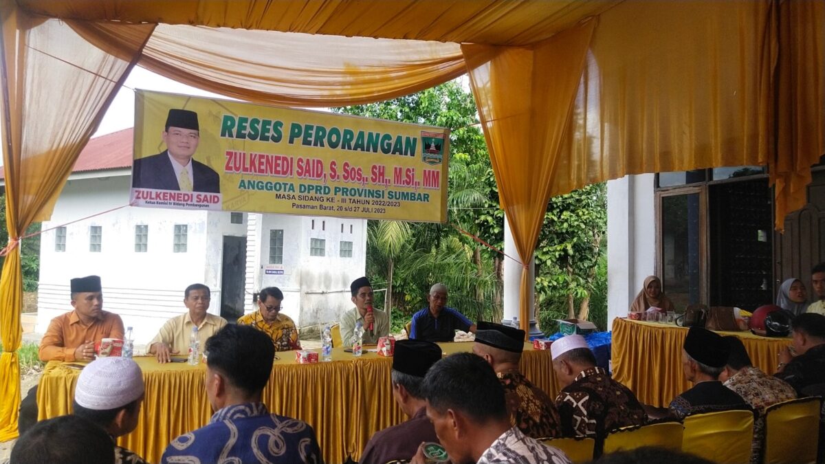 SERAP ASPIRASI-- Ketua Komisi IV  DPRD Sumbar bidang pembangunan, Zulkenedi Said menyerap aspirasi masyarakat Nagari Lingkuang Aua Dalam. OSNIWATI