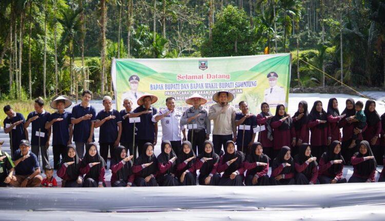 Wakil Bupati Sijunjung H.Iradatillah beserta   para petani Nagari Buluh kasok dalam kegiatan Pengembangan Tanaman Caai di Nagari Buluh Kasok Kecamatan Lubuk Tarok, Minggu (30/7). OGI