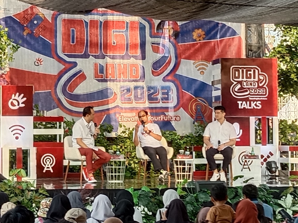 Chef Arnold Poernomo (kiri) menjadi pembicara dalam talkshow Digiland 2023 yang dipandu Cak Lontong (Komedian), pada Minggu (23/7) di Surabaya.  IST
