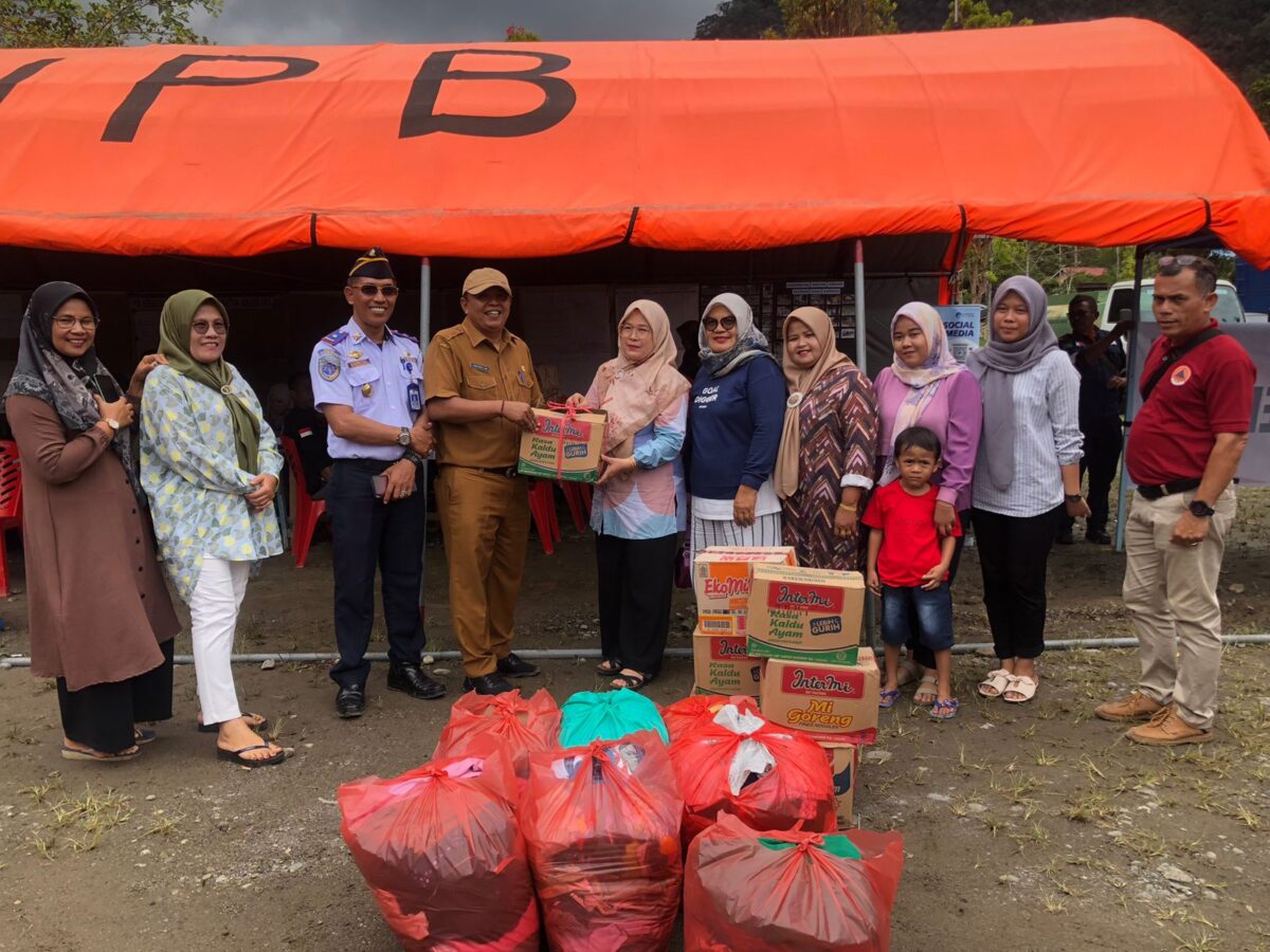 Kepala Bapenda Agam, saat menyerahkan bantuan untuk korban bencana tanah longsor.