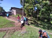 Warga Nagari Labuah Panjang Goro Bersihkan Lapangan Bola Voli