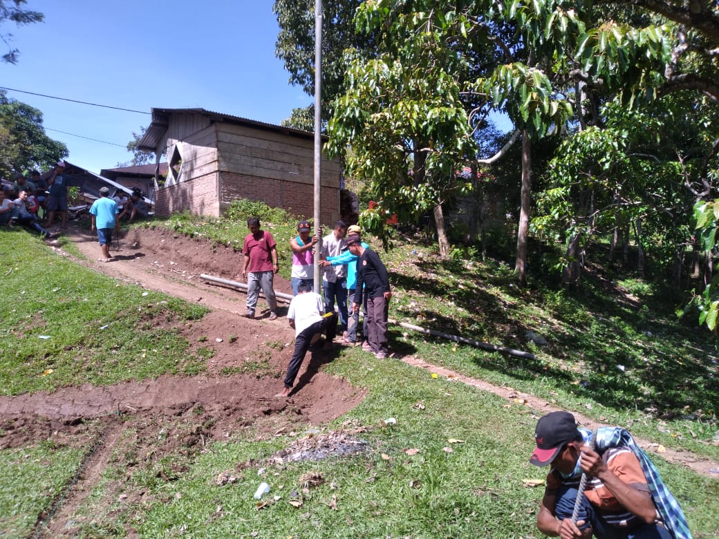 Gotong royong bersihkan lapangan bola voli di Nagari Labuah Panjang, Sabtu (15/7). IST