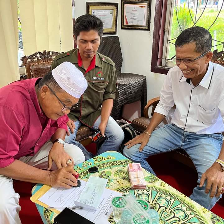 PT. Incasi Raya saat menyerahkan bantuan untuk pembangunan Masjid Al Ikhwan Kenagarian Sungai Rumbai, Senin (10/7). BADRI.