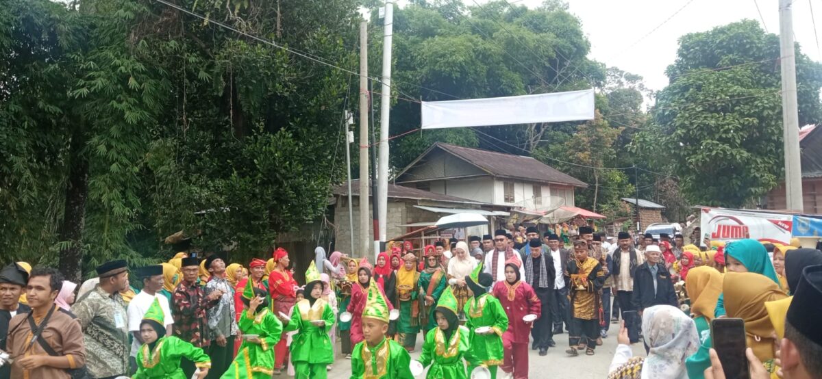 Warga Jorong Tanjung Balik Nagari Salimpek Gelar Alek Mambadak Masjid