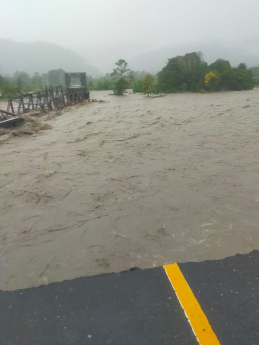 Kondisi Jembatan Kawanua yang putus akibat diterjang banjir di Kabupaten Maluku Tengah, Maluku, Senin (11/7). IST