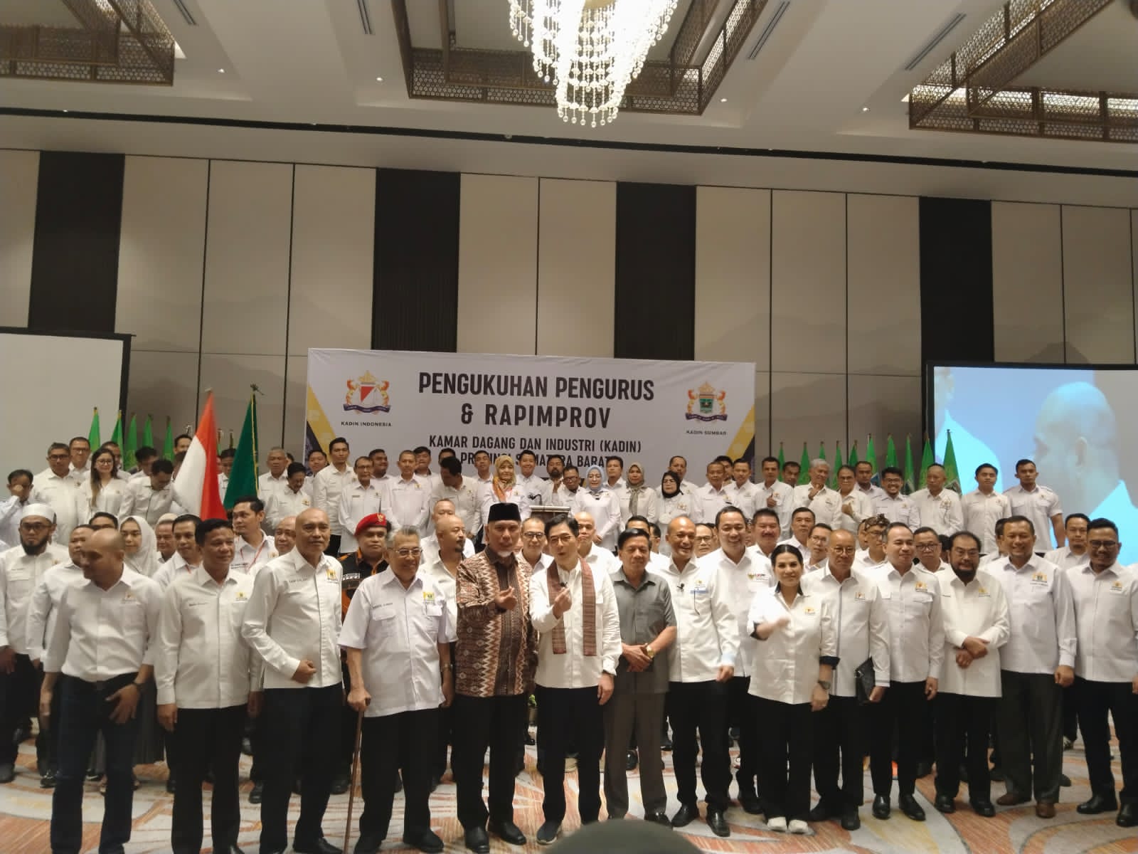 Kepengurusan Kamar Dagang dan Industri Indonesia (Kadin) Sumbar  resmi dikukuhkan di Hotel Santika Premiere Padang Rabu, (12/7). DARWINA